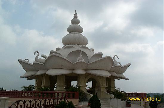 Na kryshe Pushpa samadhi Srily Prabhupady v Mayapure 
