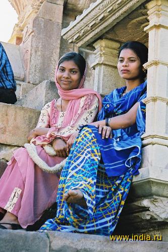 Стоковые фотографии Индийская Девушка В Традиционной Одежде премиум-класса