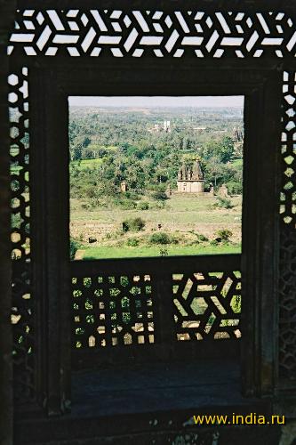Орчха. Вид из окна дворца на гробницы 