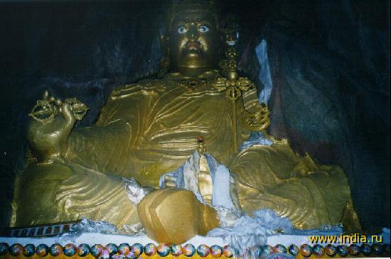 Большой золотой Будда в подземном храме в Ривасале 