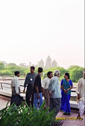 Посетители храма Лотоса в Дели 
