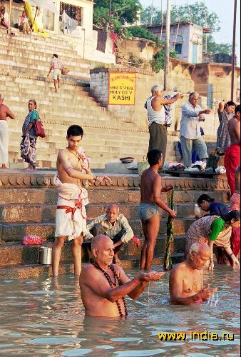 Варанаси (Varanasi), омовение в Ганге на рассвете 