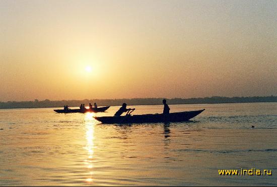 Варанаси (Varanasi), прогулки на лодках по Гангу 