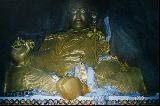 Большой золотой Будда в подземном храме в Ривасале